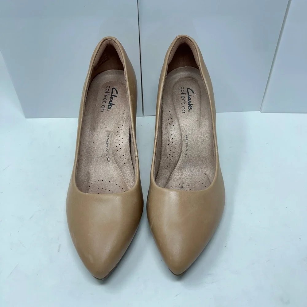 Clarks Womens 7W Warm Beige Leather Slip-On Kataleyna Gem Pump Dress Shoes NWOB